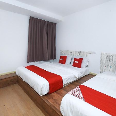 Oyo 90820 River Inn Miri Bagian luar foto