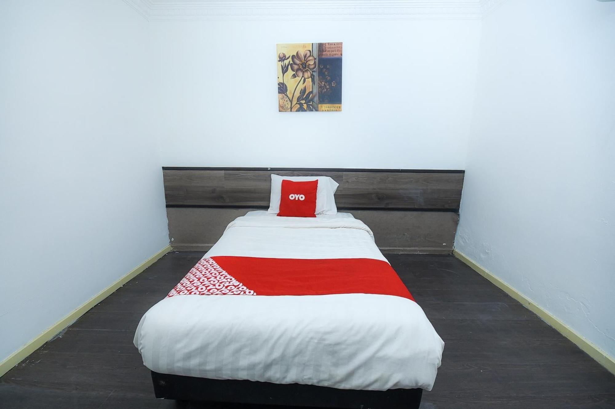 Oyo 90820 River Inn Miri Bagian luar foto