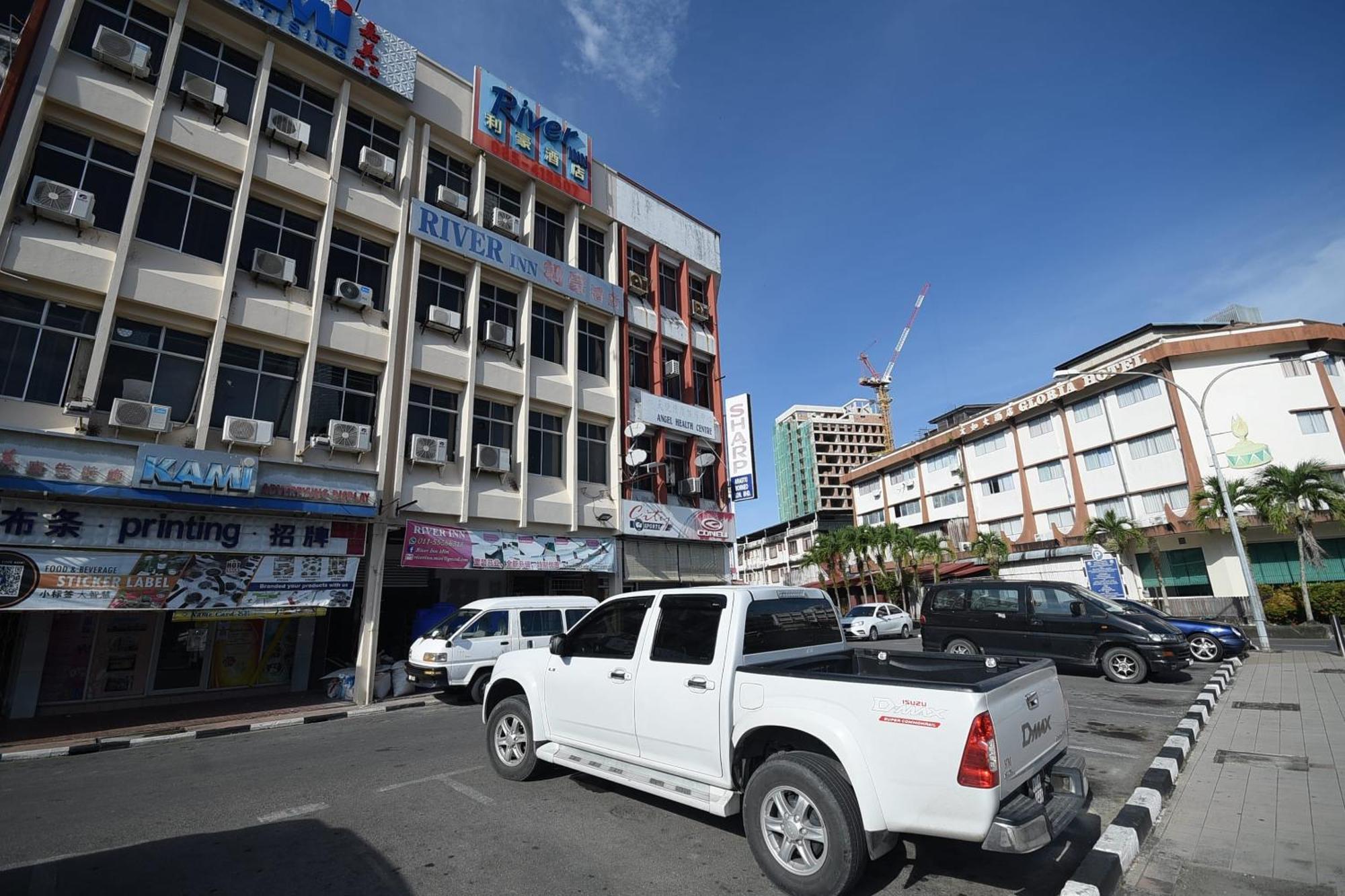Oyo 90820 River Inn Miri Bagian luar foto