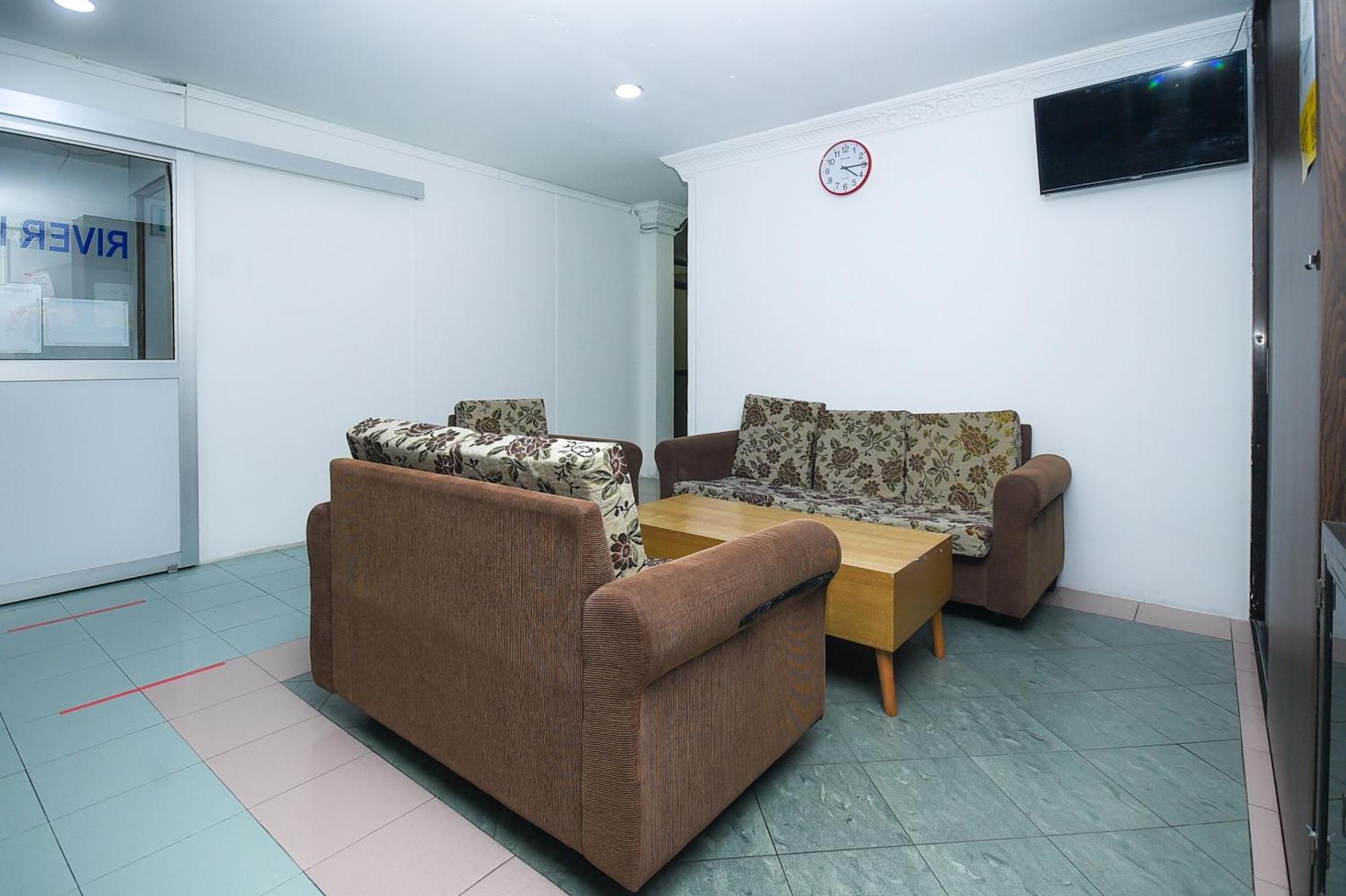 Oyo 90820 River Inn Miri Bagian luar foto