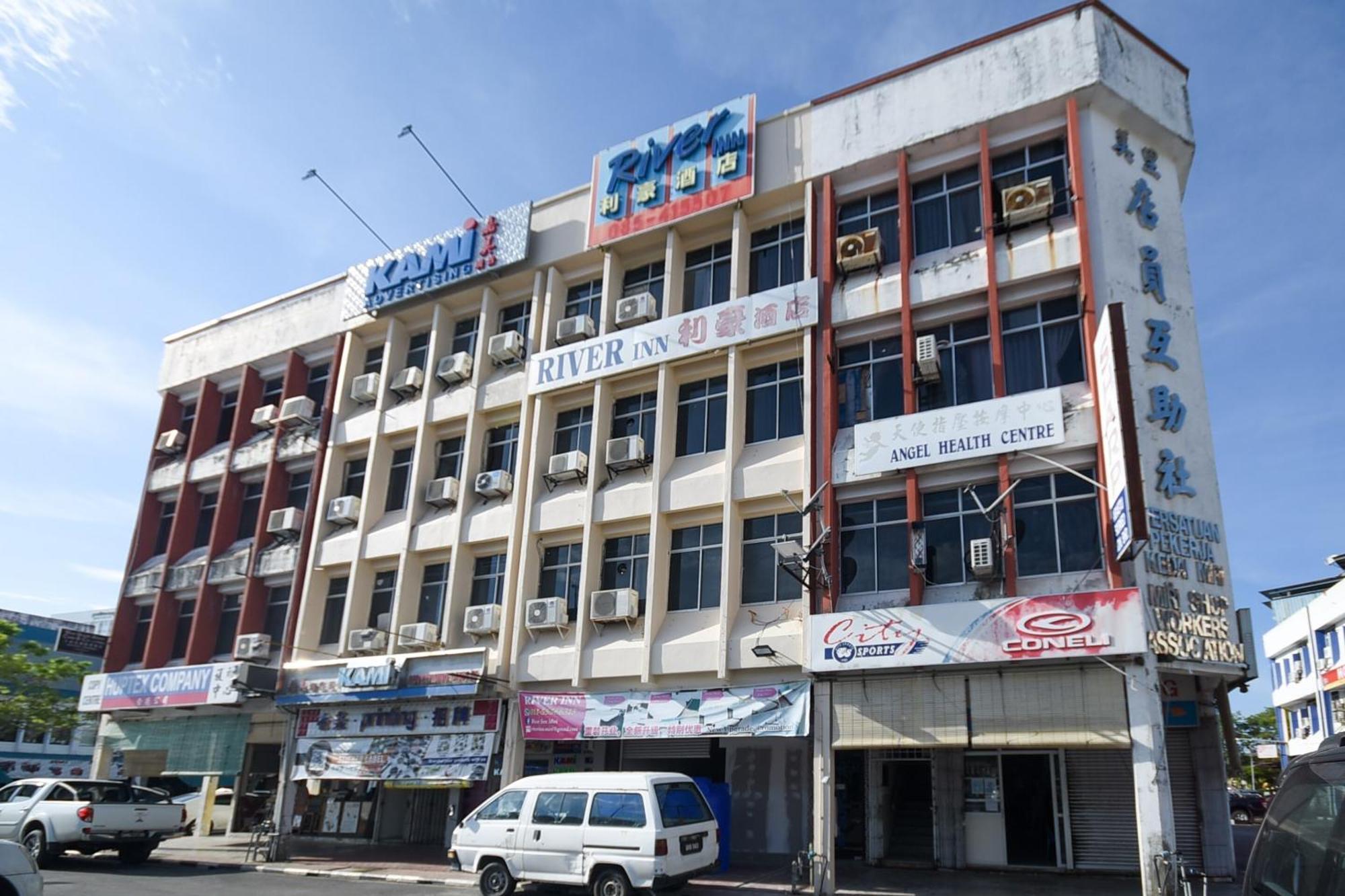 Oyo 90820 River Inn Miri Bagian luar foto